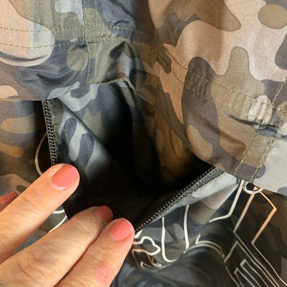 Soul Cycle  Windbreaker Anorak Hooded Packable Camo Jacket Size M - Picture 6 of 9